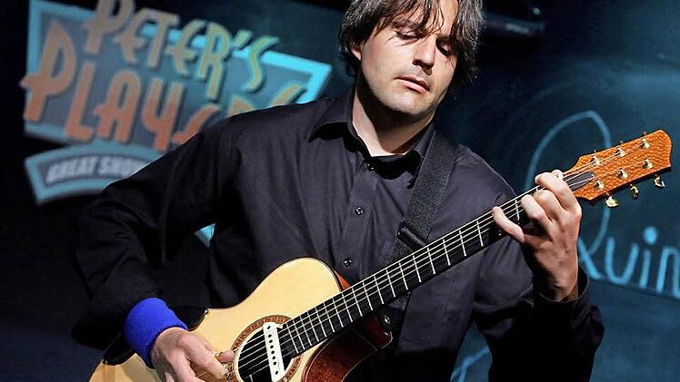 Am 10. Oktober kommt der kanadische Gitarren-Virtuose Ewan Dobson in das "TECnet Zentrum" nach Burkersdorf.  Foto: PR