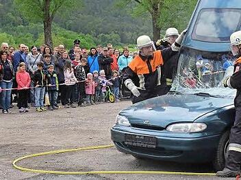 Die Kameraden von der Feuerwehr Aschach zeigten dann mit ihrem neuen Rettungssatz in der Show-Übung, wie man Personen aus einem Auto befreit. Zahlreiche Zuschauer waren bei der Vorführung dabei.  Foto: Björn Hein