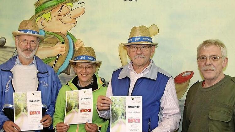 Vorsitzender Alfred Thoma, Isolde Reißig und Edgar Jungkunz haben den gesamten Frankenwald-Steig erwandert. Dafür erhielten sie von Zweitem Vorsitzenden Reinhard Reißig eine Urkunde. Foto: Uwe Thoma