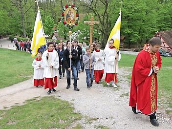 Viele Pilgergruppen zog es zur Eröffnung des Wallfahrtsjahres hinauf zur Kreuzbergkirche. Foto: erl