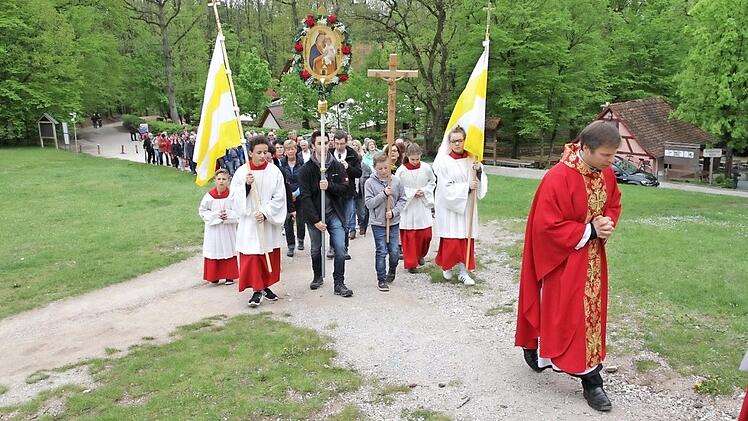 Viele Pilgergruppen zog es zur Eröffnung des Wallfahrtsjahres hinauf zur Kreuzbergkirche. Foto: erl
