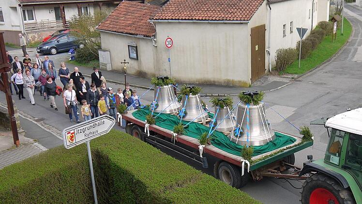 In Gleußen standen viele Menschen an der Straße, um die Ankunft der neuen Glocken für die evangelische Kirchengemeinde  live mitzuerleben. Nach Pfingsten wird das neue Geläut erstmals zu hören sein.Berthold Köhler