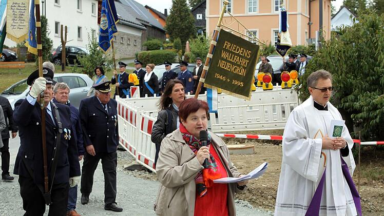 Über die Baustelle der Sanierung des Kirchenumfelds zog man bei der 73. Friedenswallfahrt in das Gotteshaus in Neuengrün ein. Michael Wunder