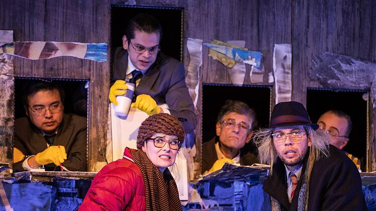 Sie lieben und sie streiten sich: Laura (Rannveig Karadottir) und Eduard (Marvin Zobel) in der Coburger Erstaufführung von Paul Hindemiths Oper "Neues vom Tage".Foto: Sebastian Buff