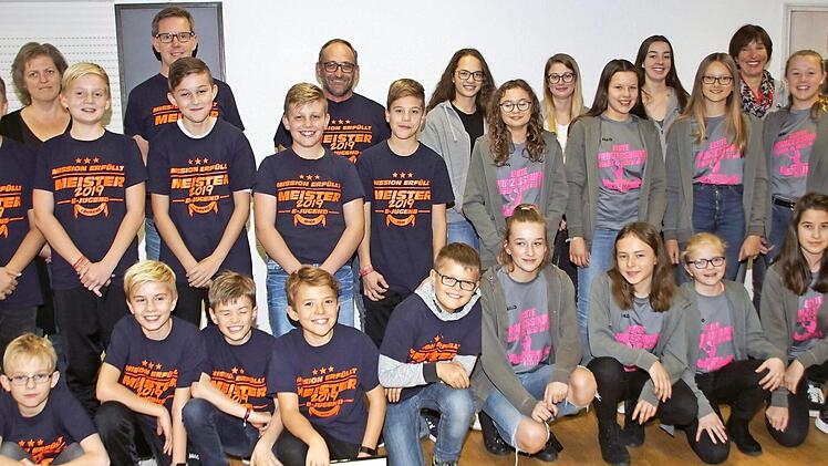 Als Meistermannschaften 2019 zeichnete Rauhenebrachs Bürgermeister Matthias Bäuerlein (Zweiter von rechts) die U11-Fußballer, die Jugend 12 und die Frauenmannschaft im Korbball mit den Trainern aus.  Foto: sw
