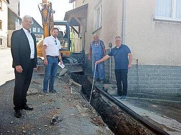 Bürgermeister Timo Ehrhardt und Geschäftsleiter Frank Ziener informierten sich in Lauenhain beim Subunternehmer der bauausführenden Firma, Heinz Neubauer, sowie Michael Korn (Fa. Kabel- und Kommunikationstechnik Korn) über den Stand des Breitbandausbaus.  Foto: hs