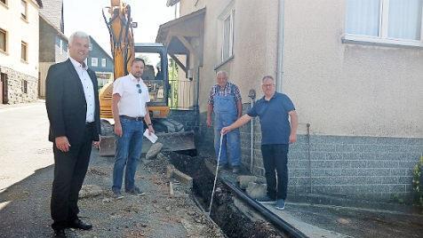 Bürgermeister Timo Ehrhardt und Geschäftsleiter Frank Ziener informierten sich in Lauenhain beim Subunternehmer der bauausführenden Firma, Heinz Neubauer, sowie Michael Korn (Fa. Kabel- und Kommunikationstechnik Korn) über den Stand des Breitbandausbaus.  Foto: hs