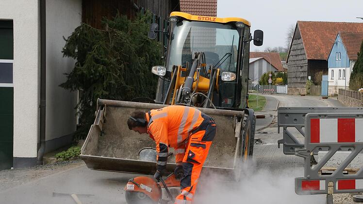 Ein Arbeiter der Firma Stolz fr&auml;st in der Ortsdurchfahrt von Mitgenfeld einen schadhaften Bordstein aus. Durch den zu gro&szlig;en Teilen aus Lkw bestehenden Durchgangsverkehr ist die Hauptstra&szlig;e sehr in Mitleidenschaft gezogen worden.
