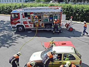 In verschiedenen &Uuml;bungssituationen mussten die Feuerwehrler ihr neu erlerntes Wissen direkt anwenden.