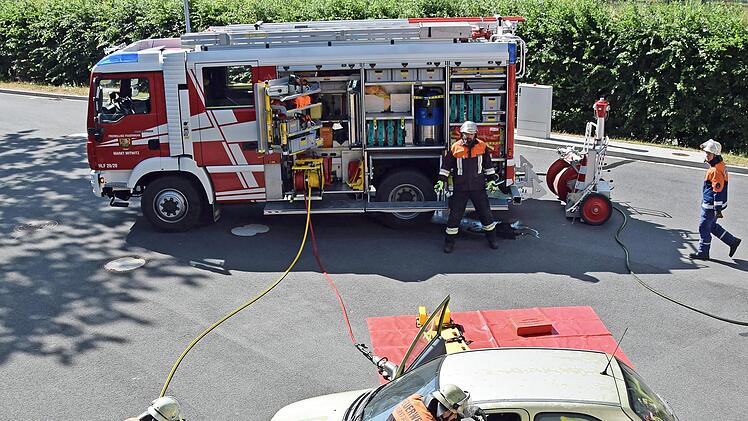 In verschiedenen &Uuml;bungssituationen mussten die Feuerwehrler ihr neu erlerntes Wissen direkt anwenden.