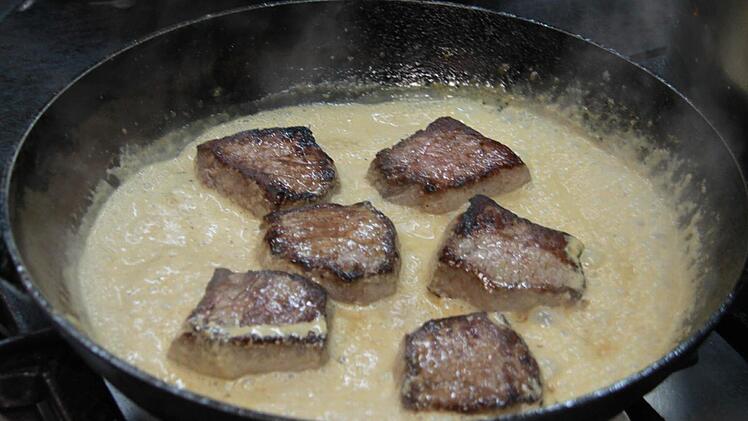 Den Topfguckern kommt schon beim Kochen der Appetit. Fleisch aus der Region ist das A und O.