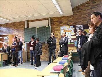 Ortsterm in der sanierten Einhard-Grundschule: Bürgermeister und Gemeinderäte der VG Euerdorf machten sich ein Bild. Foto: Gerd Schaar