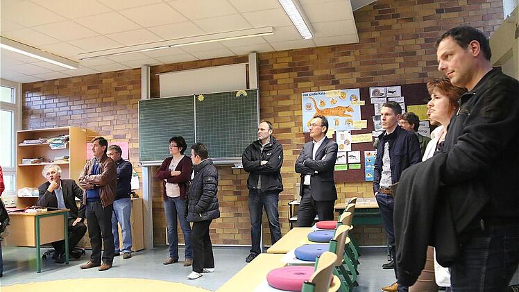 Ortsterm in der sanierten Einhard-Grundschule: Bürgermeister und Gemeinderäte der VG Euerdorf machten sich ein Bild. Foto: Gerd Schaar