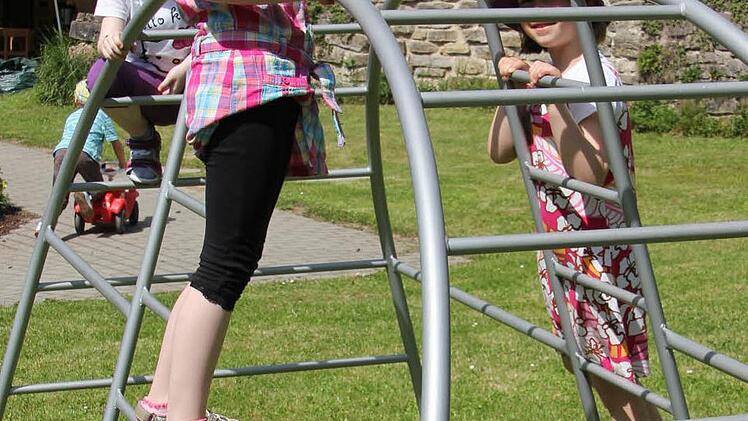 Die Kleinen vom Rosenberg-Kindergarten können endlich wieder ihre Außenspielgeräte stürmen (von links): Nele, Jasmin und Lisa.