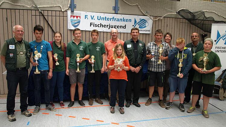 Die besten Jungfischer aus der Gruppe 1 qualifizierten sich für die bayerische Meisterschaft in Straubing. Unser Bild zeigt Bezirksjugendkönig Nick Klenner (Zweiter von links), ferner als bestes Mädchen Jana Wirth (Iphofen), Jan Rudolph und Nico Berger (beide aus Obernau, weiter von links). In der Gruppe 2 platzierten sich Linus Pusch (Hammelburg, Dritter von rechts), Lorenz Wolf (weiter von rechts, Großostheim), Eric Vetter (Obersinn) sowie als bestes Mädchen Charlotte Weiß (Kleinostheim).  ...