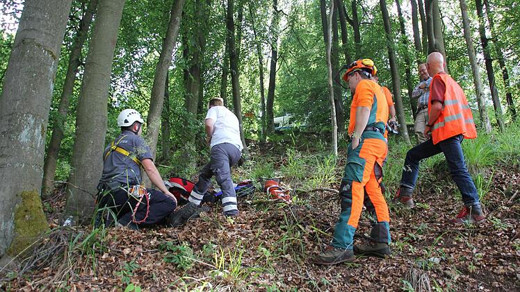 Der Verletzte wird im Steilhang versorgt.  Foto: Friedwald Schedel
