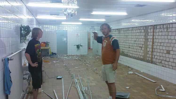 Helbig und Mitarbeiter beim Umbau der Umkleiden