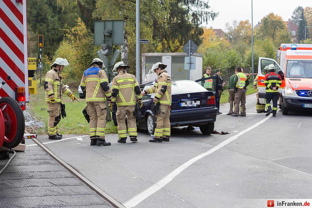 BMW kracht an Bahnübergang gegen Leitplanke