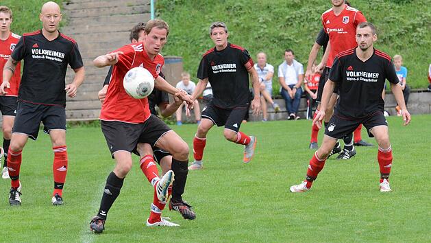 Das dritte Wiedersehen: In der Bezirksliga verlor Andreas Graup (am Ball) gegen den SV R&ouml;delmaier (rechts: Spielf&uuml;hrer Christian Hofgesang) das Heimspiel mit 1:4, ausw&auml;rts gelang ein 3:1-Sieg. Foto: ssp