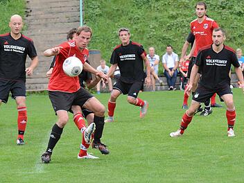 Das dritte Wiedersehen: In der Bezirksliga verlor Andreas Graup (am Ball) gegen den SV R&ouml;delmaier (rechts: Spielf&uuml;hrer Christian Hofgesang) das Heimspiel mit 1:4, ausw&auml;rts gelang ein 3:1-Sieg. Foto: ssp