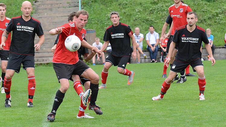 Das dritte Wiedersehen: In der Bezirksliga verlor Andreas Graup (am Ball) gegen den SV R&ouml;delmaier (rechts: Spielf&uuml;hrer Christian Hofgesang) das Heimspiel mit 1:4, ausw&auml;rts gelang ein 3:1-Sieg. Foto: ssp