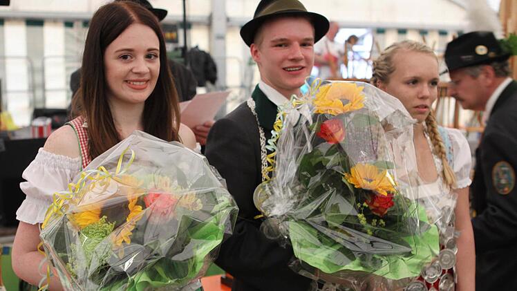 Der Neue Schützenkönig Julian Vogler inmitten der Jugendkönigin Selina Jakob (rechts) und der Ersten Ritterin Alisia Goller. Foto: Michael Wunder