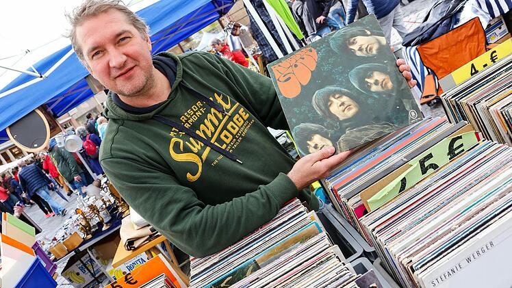 Beim Bamberger Antikmarkt kamen Liebhaber schöner alter Dinge voll auf ihre kosten. Foto: Matthias Hoch