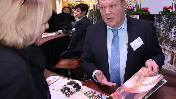 Alexander Höfling (Staatsbad Bad Bocklet) mit einer Messebesucherin auf dem Stand des Bayerischen Heilbäderverbandes auf der Messe Caravan-Motor-Tourismus (CMT) in Stuttgart. Foto: Paul Ziegler
