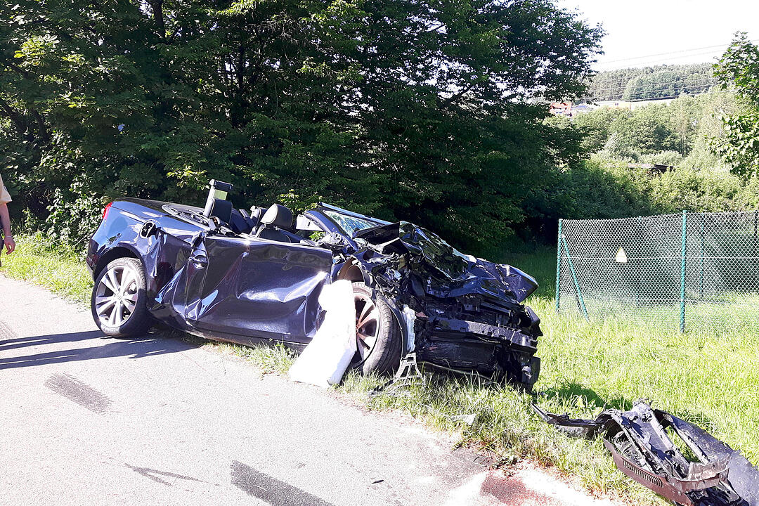 Pegnitz: Cabrio kracht frontal in Lkw