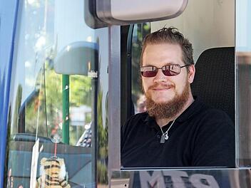 Auf der Fahrt von Erlangen nach Effeltrich verrät Busfahrer Michael Fuchs, warum er seinen Traumjob gefunden hat und wie seine Fahrgäste zu Freunden wurden. Bitte einsteigen!  Foto: Ronald Heck