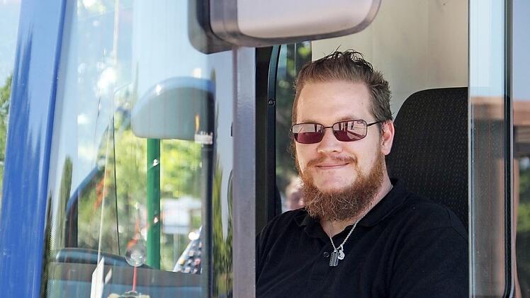 Auf der Fahrt von Erlangen nach Effeltrich verrät Busfahrer Michael Fuchs, warum er seinen Traumjob gefunden hat und wie seine Fahrgäste zu Freunden wurden. Bitte einsteigen!  Foto: Ronald Heck