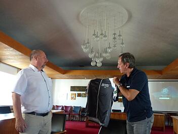 Organisator Wolfgang Slama (r.) vom Bayerischen Rundfunk zeigt Andreas Galster  das Tour-Hemd. Foto: Pauline Lindner