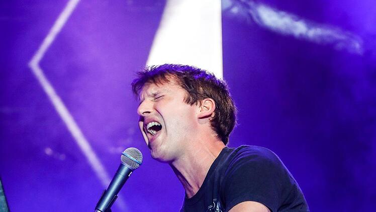 Umjubeltes Konzert: James Blunt begeisterte 6000 Besucher auf dem Coburger Schlossplatz.  Foto: Matthias Hoch