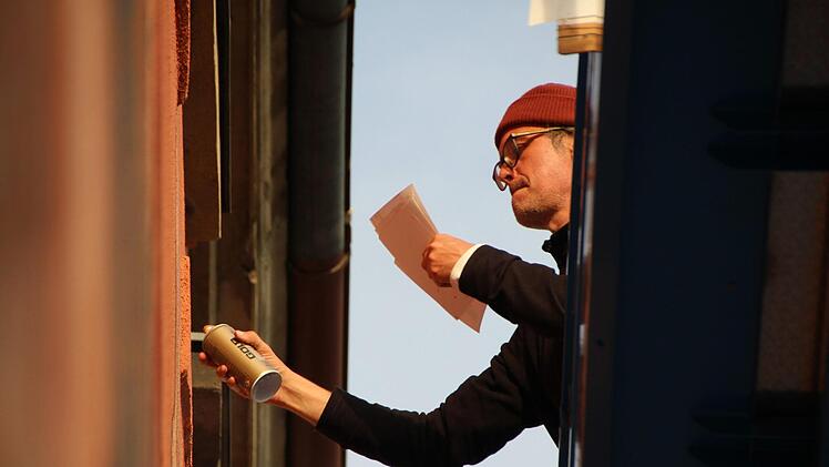 Männliche Person, sich drehend, aus fünf Perspektiven: Derzeit arbeitet  Street-Art-Künstler Case Maclaim an einem imposanten Wandgemälde in Erlangen.  Foto: Christian Bauriedel