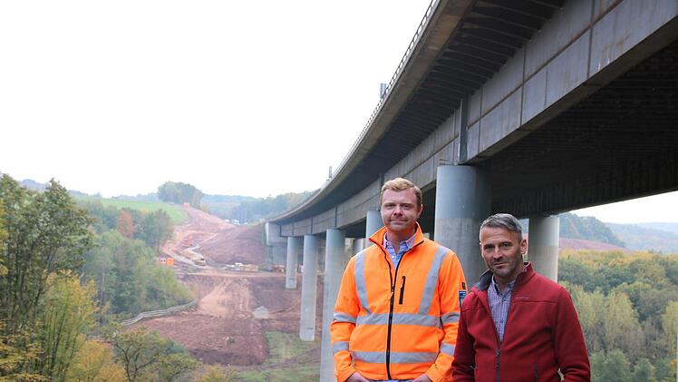Seit kurzem laufen die Bauarbeiten zur Erneuerung der Autobahnbrücke übers Thulbatal.  Foto: Ralf Ruppert