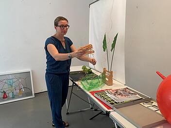 Susanne Britz beim Aufbau einer Installation in den Galerieräumen des Deutschordensschlosses. Die Ausstellung "Über Gänge" wird am Samstag, 4. Juni, um 19 Uhr eröffnet.