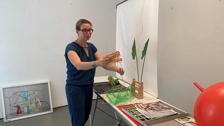 Susanne Britz beim Aufbau einer Installation in den Galerieräumen des Deutschordensschlosses. Die Ausstellung "Über Gänge" wird am Samstag, 4. Juni, um 19 Uhr eröffnet.