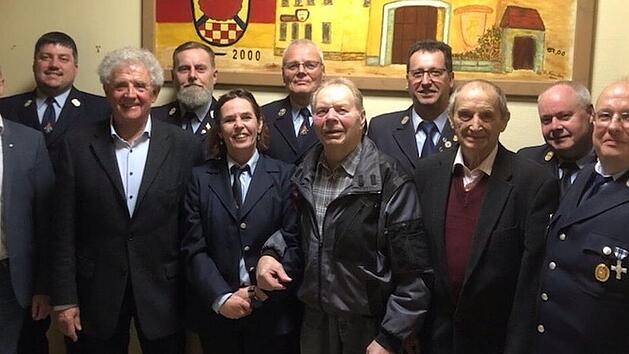 Von links: B&uuml;rgermeister Johannes Krumm, Kommandant Heinrich Starrach, J&uuml;rgen Zellhahn, Gerry Ackerl, Steffi Huf, Walter Schmitt, Herbert Schmelz, Kreisbrandmeister Oliver Lukaschewitsch, Edgar Wolf, Kreisbrandinspektor Thomas Eyrich und zweiter V...