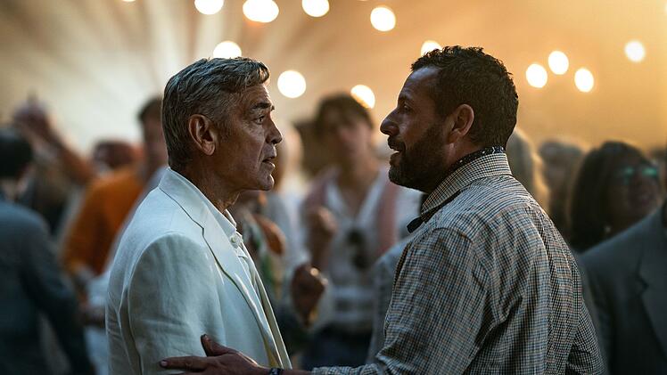 Das Netflix-Drama "Jay Kelly" begleitet den gefeierten Schauspieler und gleichnamigen Titelhelden (George Clooney, links) auf einer ber&uuml;hrenden Reise zu sich selbst. Immer an seiner Seite: sein treuer Manager und Freund Ron (Adam Sandler).