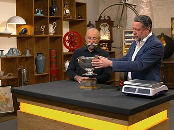 "Das ist aber mal sehr sch&ouml;n!", begeisterte sich Horst Lichter (lichts) f&uuml;r einen Pokal, der am Dienstag bei "Bares f&uuml;r Rares" angeboten wurde.