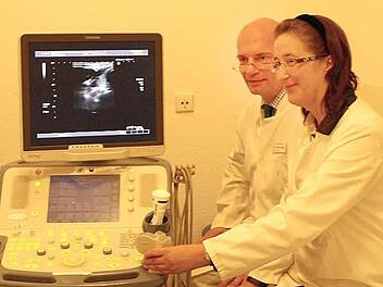 Sigrun Merger verstärkt das Team der Chefärzte am Klinikum Coburg. Hier demonstriert sie gemeinsam mit Chefarzt Markus Ketteler (Nephrologie) eine Untersuchung am Ultraschallgerät. Foto: privat