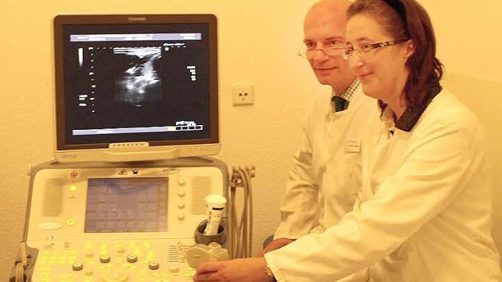 Sigrun Merger verstärkt das Team der Chefärzte am Klinikum Coburg. Hier demonstriert sie gemeinsam mit Chefarzt Markus Ketteler (Nephrologie) eine Untersuchung am Ultraschallgerät. Foto: privat