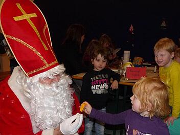 Der Nikolaus beschenkt die Kinder beim Nordhalbener Weihnachtsmarkt.  Foto: Norbert Neugebauer