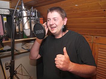 Singt gern und hat keine Berührungsängste vor Schlager und Volksmusik: Jochen Kroner. Gleich drei Lieder aus der Feder des Großgarnstadters sind Mitte Oktober bei der Endrunde des "Alpen Grand Prix" vertreten. Foto: Berthold Köhler