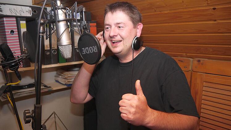 Singt gern und hat keine Berührungsängste vor Schlager und Volksmusik: Jochen Kroner. Gleich drei Lieder aus der Feder des Großgarnstadters sind Mitte Oktober bei der Endrunde des "Alpen Grand Prix" vertreten. Foto: Berthold Köhler
