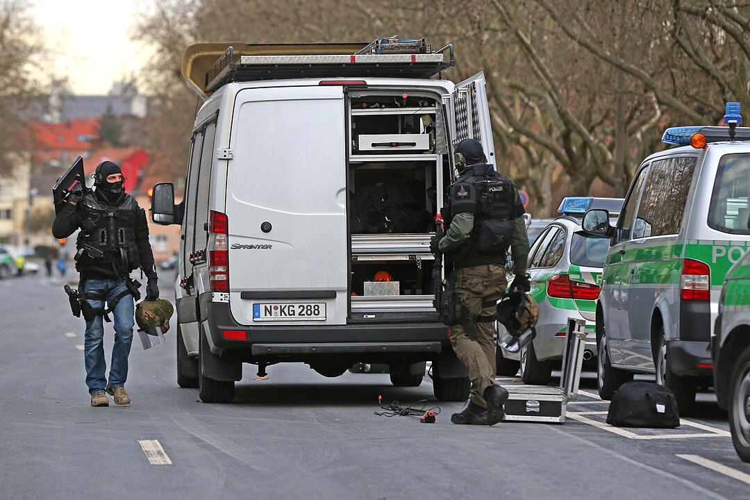 SEK-EInsatz in Schweinfurt unblutig beendet - Zwei Schuetzen festgenommen