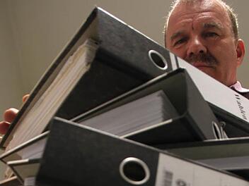 Dokumente vergangener Wahlen: Standesamtsleiter Hans-Joachim Bauer behält den Überblick. Foto: Ulrike Müller