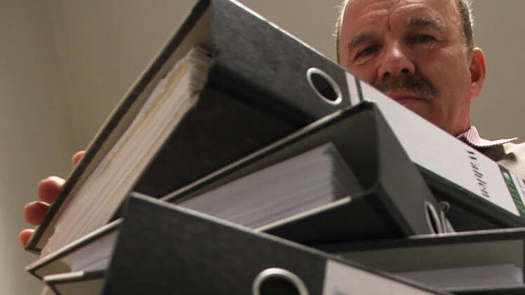Dokumente vergangener Wahlen: Standesamtsleiter Hans-Joachim Bauer behält den Überblick. Foto: Ulrike Müller