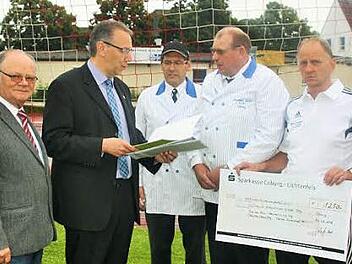Die Fu&szlig;ballgr&ouml;&szlig;en der 1980er Jahre des VfB Coburg und des VfL Frohnlach erwirtschafteten bei einem Benefizspiel 1250 Euro f&uuml;r die Stiftung krebskranker Kinder (von links): Stiftungsvorstand Uwe Rendigs, der stellvertretende Vorsitzender Rainer Ultsch von der Fleischerei-Innung, Coburgs Dritter B&uuml;rgermeister Thomas Nowak, die Vorstandsmitglieder Reinhard Puff und Thomas Flursch&uuml;tz vom Fleischereiverein Coburg sowie Uwe Jahrsd&ouml;rfer und Bernt Rose als Initiatoren des Teams der 1980er. Foto: Han...