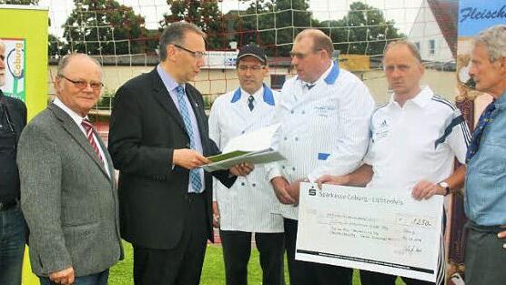 Die Fu&szlig;ballgr&ouml;&szlig;en der 1980er Jahre des VfB Coburg und des VfL Frohnlach erwirtschafteten bei einem Benefizspiel 1250 Euro f&uuml;r die Stiftung krebskranker Kinder (von links): Stiftungsvorstand Uwe Rendigs, der stellvertretende Vorsitzender Rainer Ultsch von der Fleischerei-Innung, Coburgs Dritter B&uuml;rgermeister Thomas Nowak, die Vorstandsmitglieder Reinhard Puff und Thomas Flursch&uuml;tz vom Fleischereiverein Coburg sowie Uwe Jahrsd&ouml;rfer und Bernt Rose als Initiatoren des Teams der 1980er. Foto: Han...